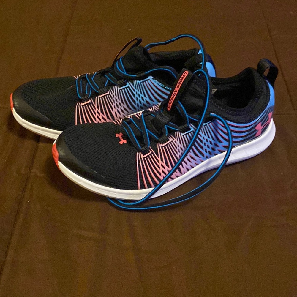 Girls under armour tennis shoe
